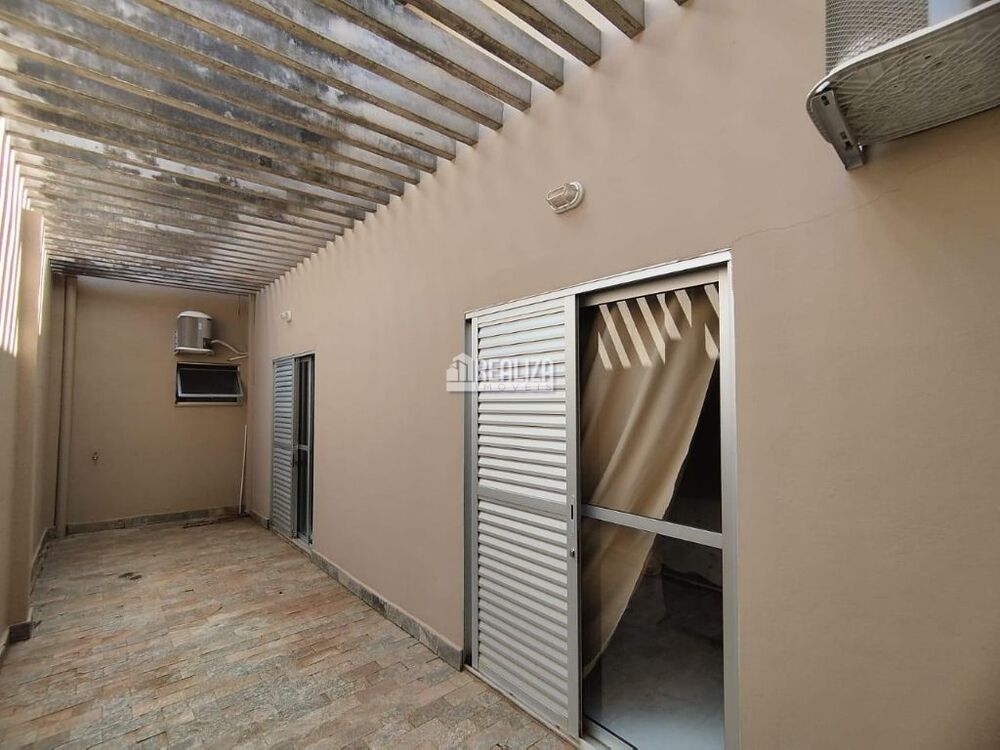Casa à venda com 4 quartos, 220m² - Foto 3