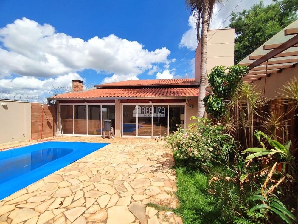 Casa à venda com 4 quartos, 220m² - Foto 1