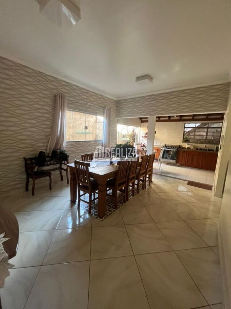 Casa à venda com 4 quartos, 183m² - Foto 2