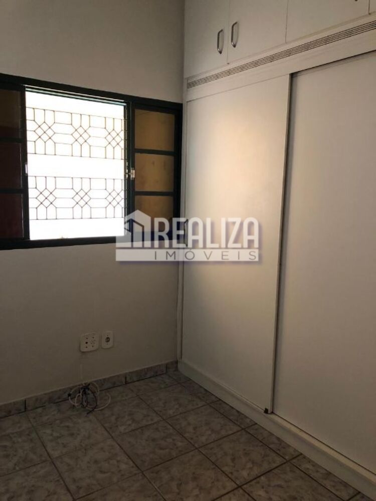 Casa à venda com 3 quartos, 200m² - Foto 2