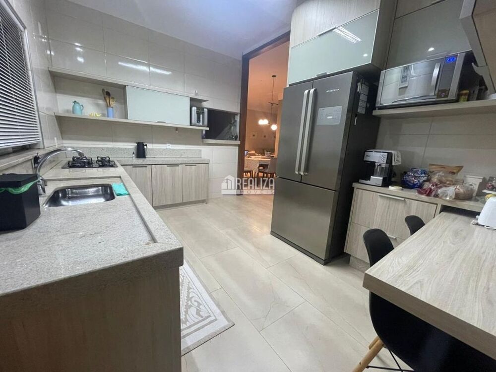 Casa à venda com 3 quartos, 191m² - Foto 2