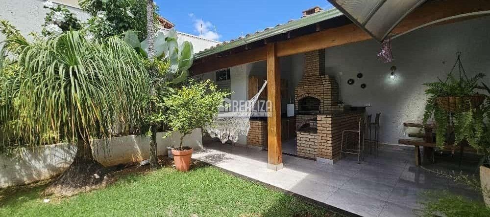 Casa à venda com 4 quartos, 194m² - Foto 1