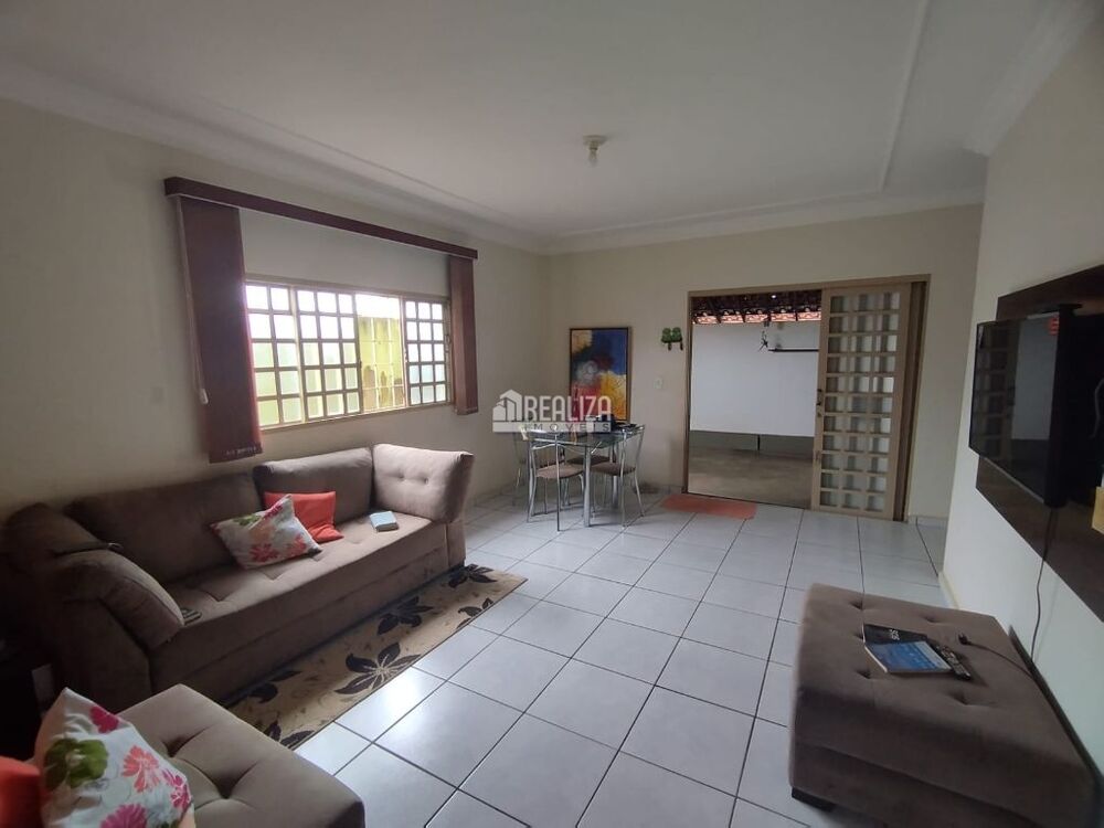 Casa à venda com 2 quartos, 153m² - Foto 2