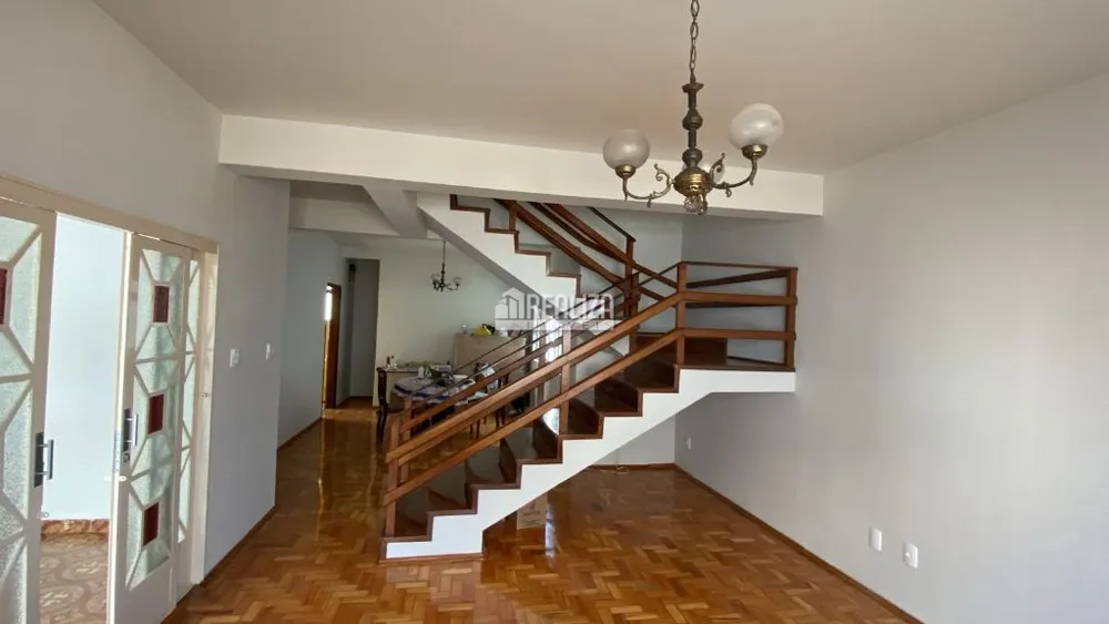 Casa, 6 quartos, 220 m² - Foto 3