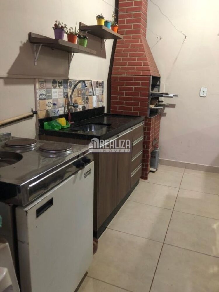 Casa à venda com 4 quartos, 137m² - Foto 2