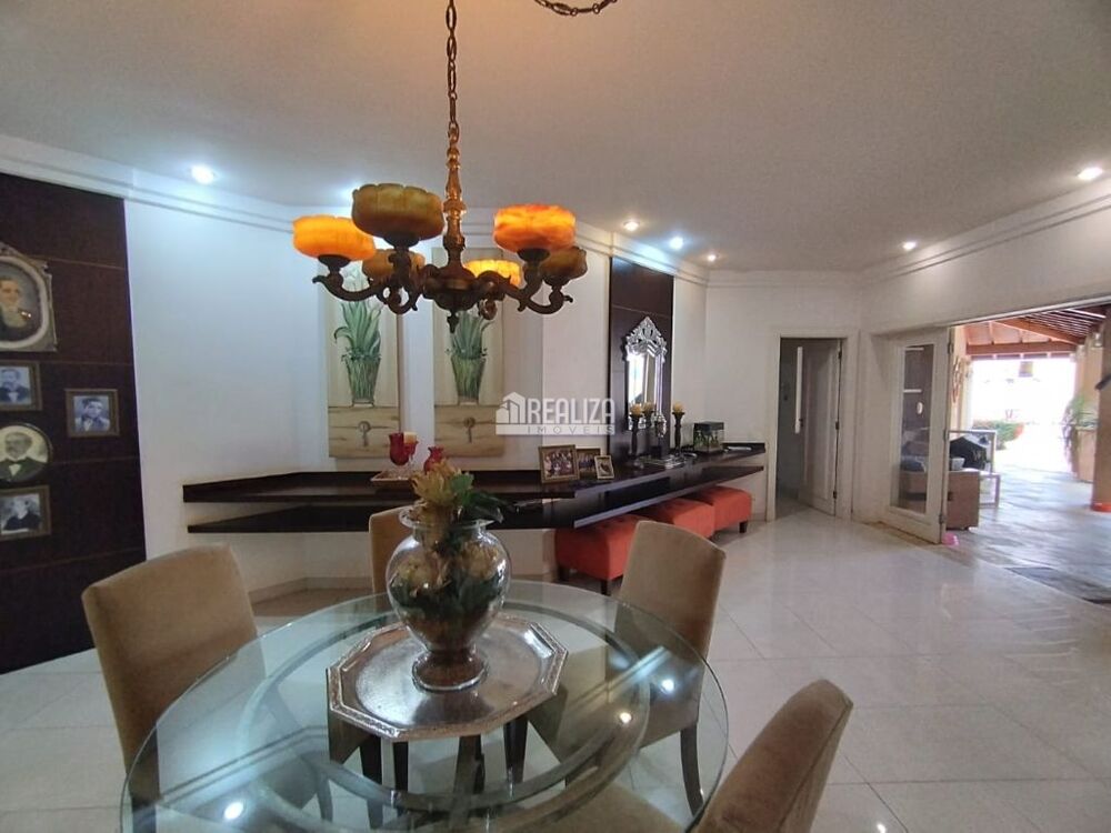 Casa à venda com 4 quartos, 338m² - Foto 1