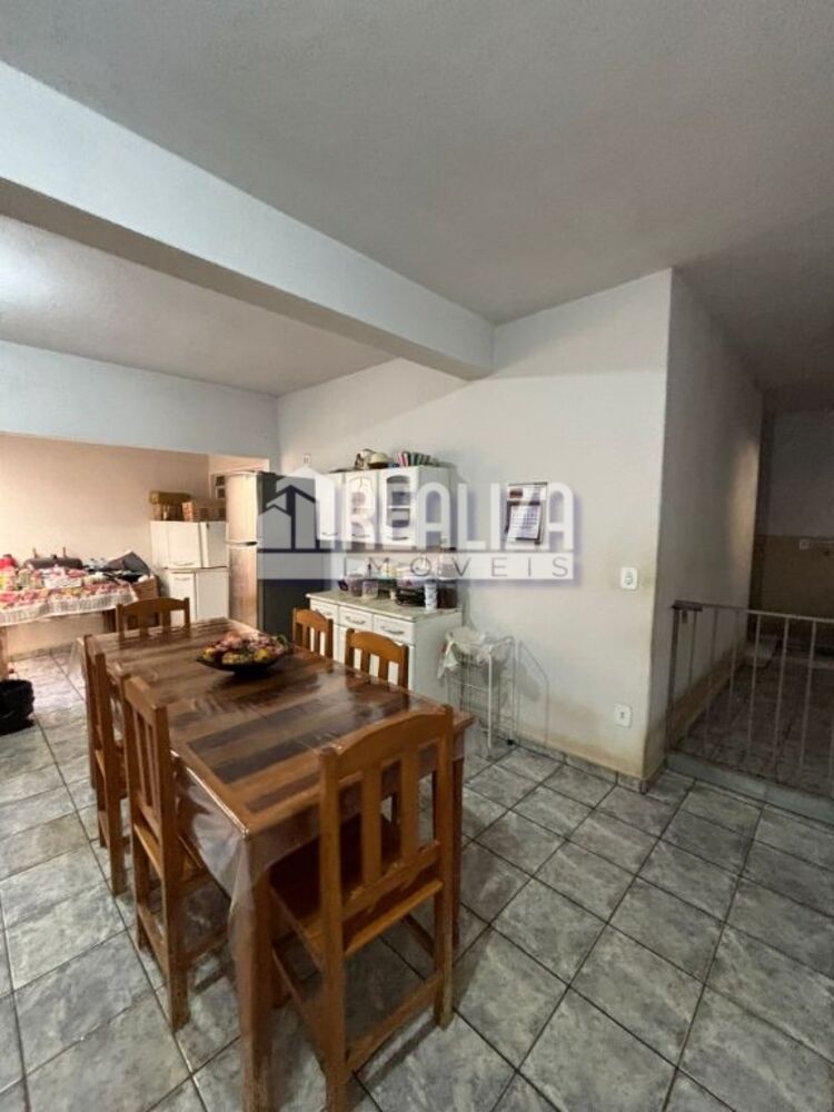 Casa à venda com 4 quartos, 200m² - Foto 3