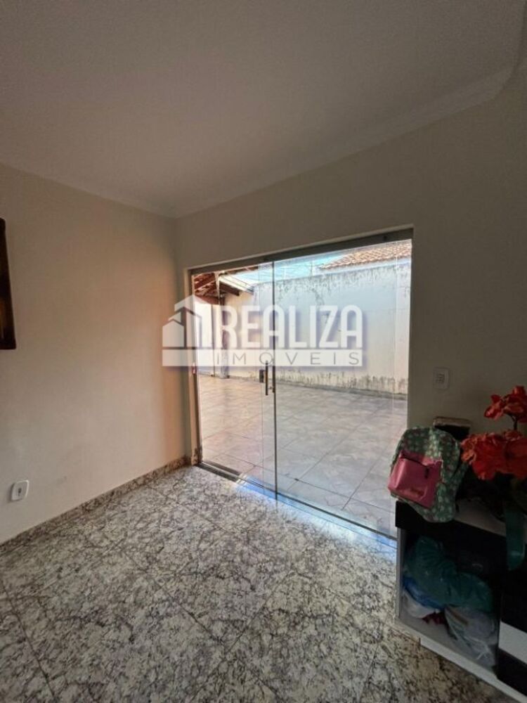 Casa à venda com 4 quartos, 200m² - Foto 2