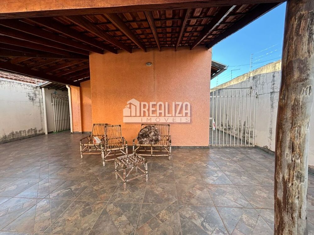 Casa à venda com 4 quartos, 200m² - Foto 1