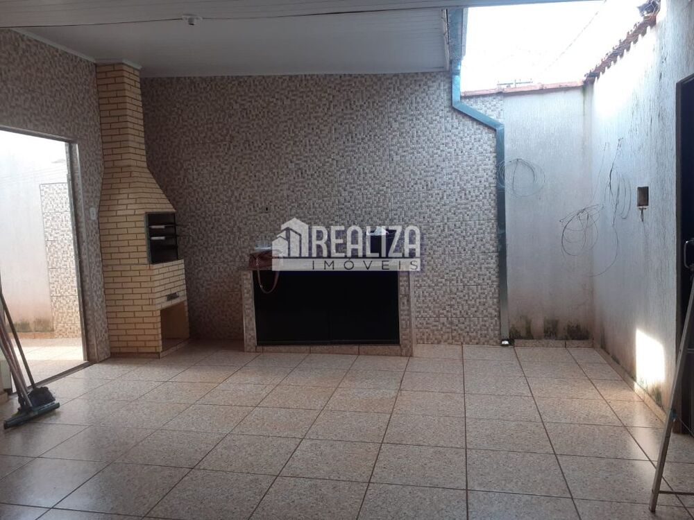 Casa à venda com 3 quartos, 60m² - Foto 1