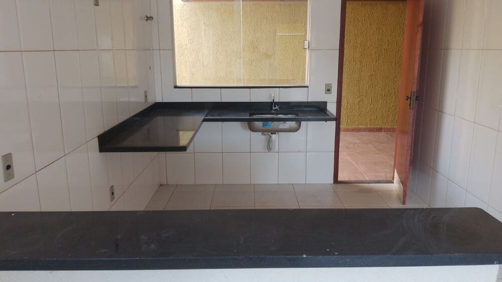 Casa à venda com 2 quartos, 80m² - Foto 2