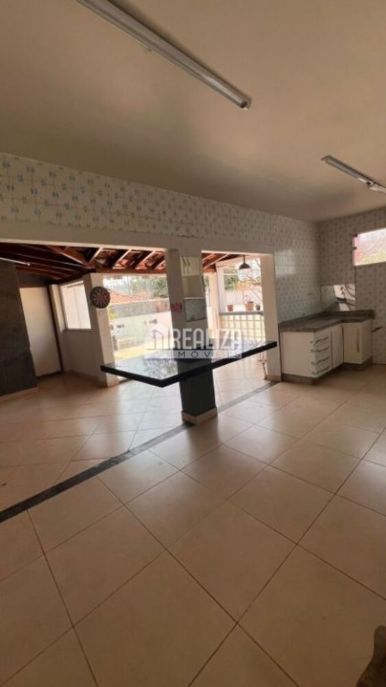 Casa para alugar com 3 quartos, 169m² - Foto 1