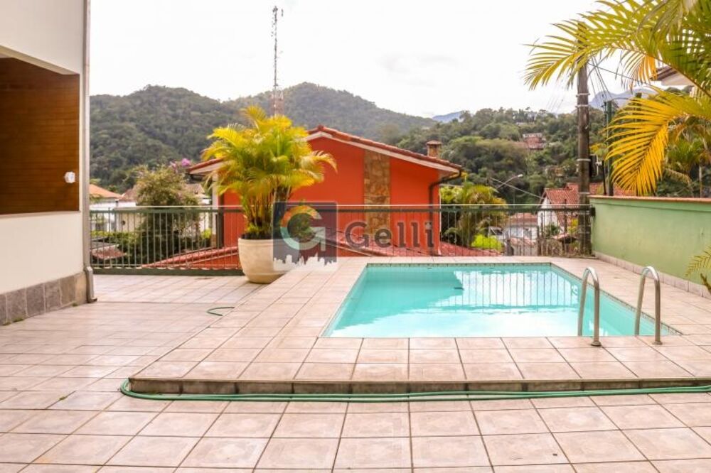 Casa à venda com 3 quartos, 258m² - Foto 1
