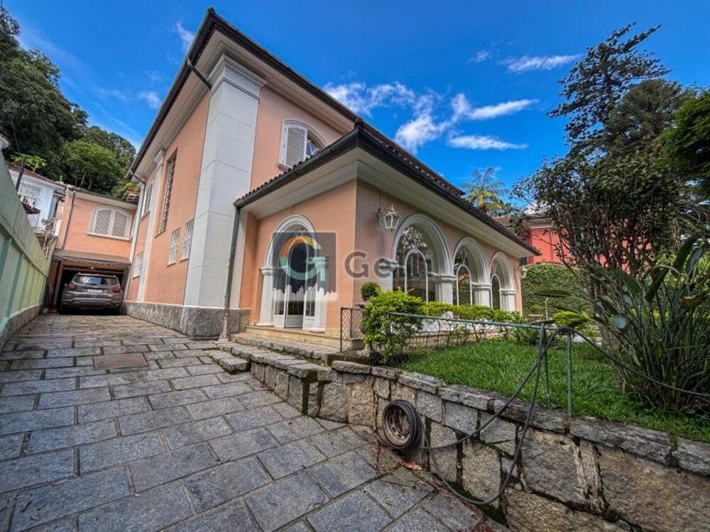 Casa à venda com 4 quartos, 277m² - Foto 1