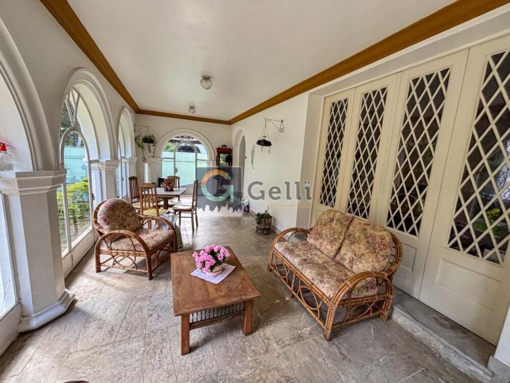 Casa à venda com 4 quartos, 277m² - Foto 2