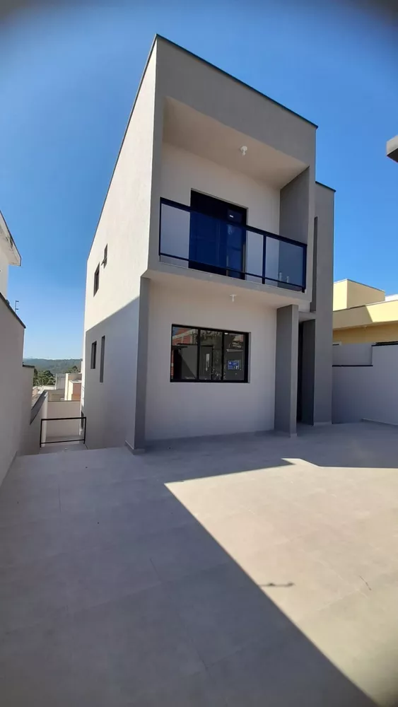 Casa à venda com 3 quartos, 135m² - Foto 1