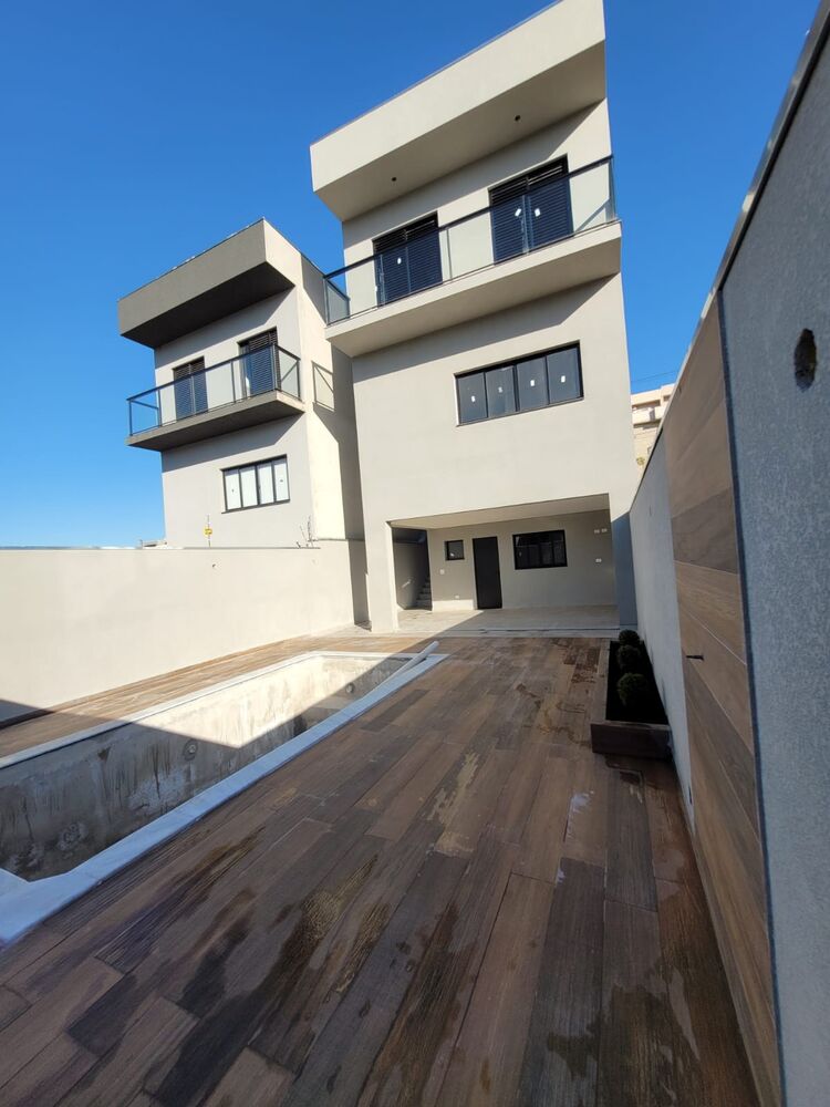 Casa à venda com 3 quartos, 141m² - Foto 1