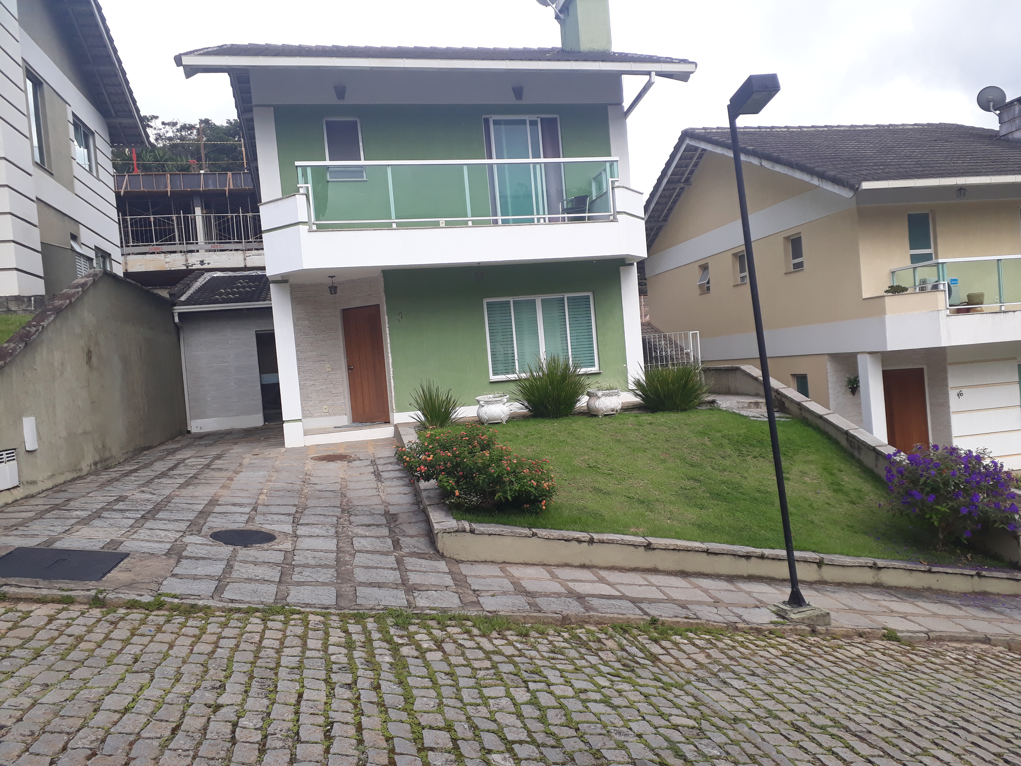 Casa de Condomínio à venda e aluguel com 4 quartos, 240m² - Foto 1