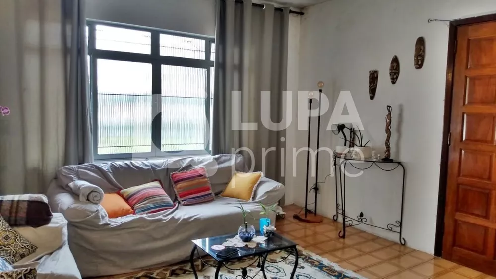 Casa à venda com 4 quartos, 190m² - Foto 2