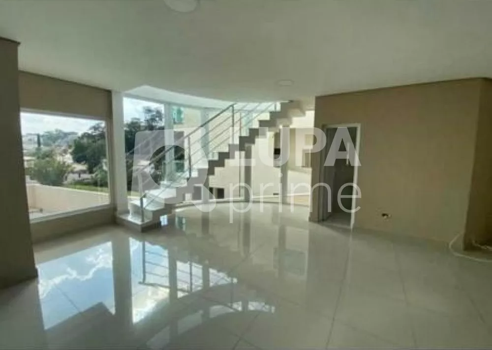 Casa à venda com 4 quartos, 250m² - Foto 1