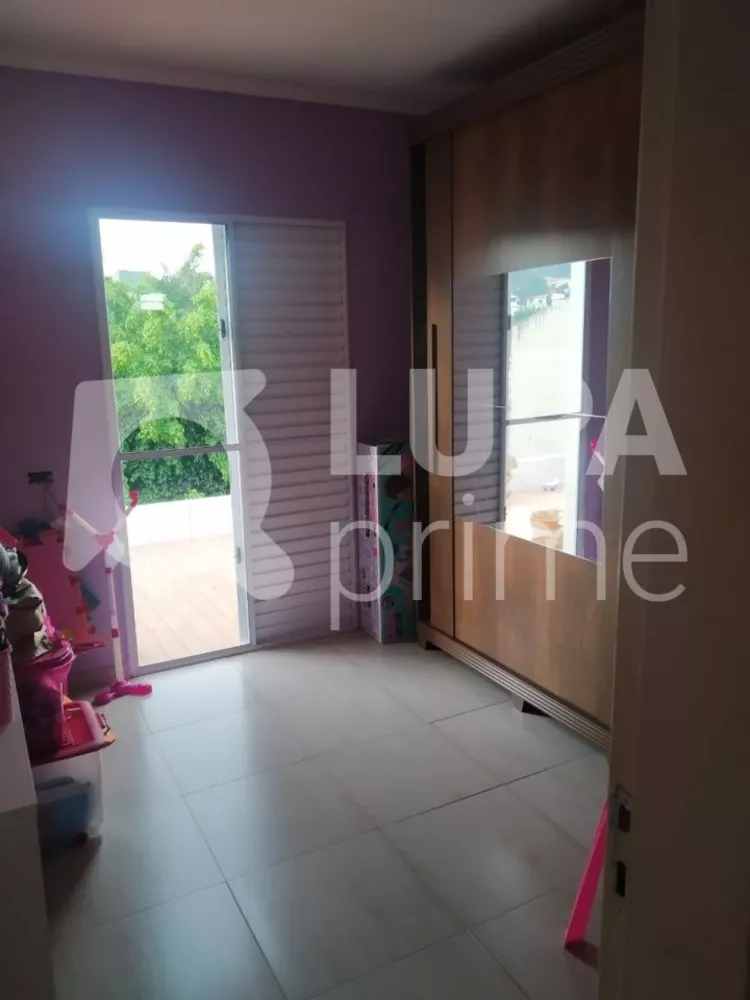 Casa à venda com 3 quartos, 200m² - Foto 2