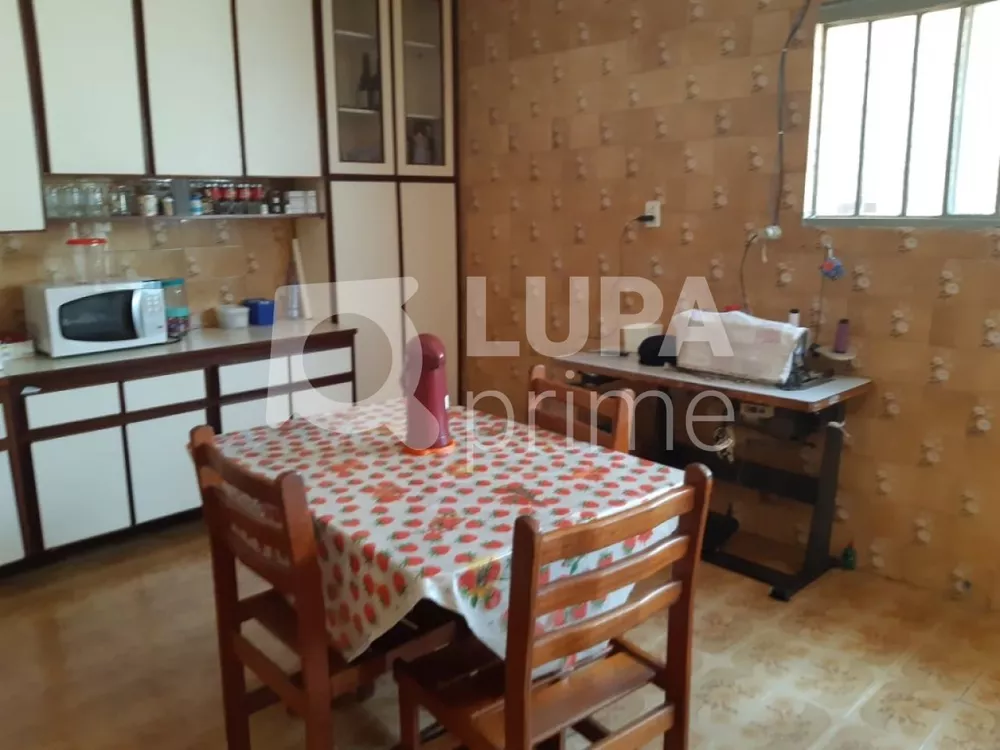 Casa à venda com 6 quartos, 216m² - Foto 1