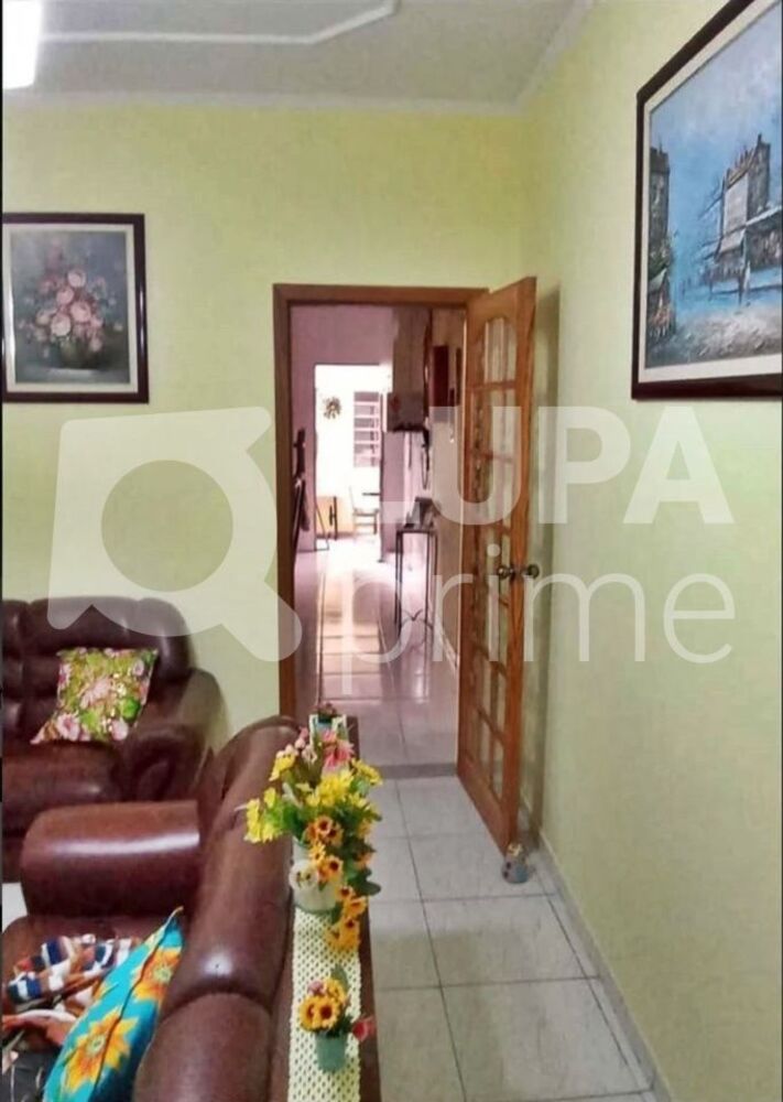 Casa à venda com 6 quartos, 157m² - Foto 1