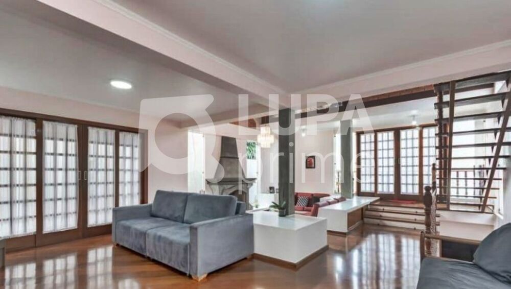 Casa à venda com 3 quartos, 312m² - Foto 1