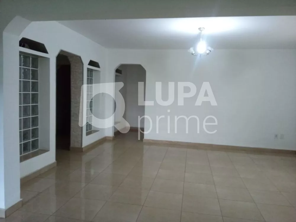 Casa para alugar com 7 quartos, 250m² - Foto 1