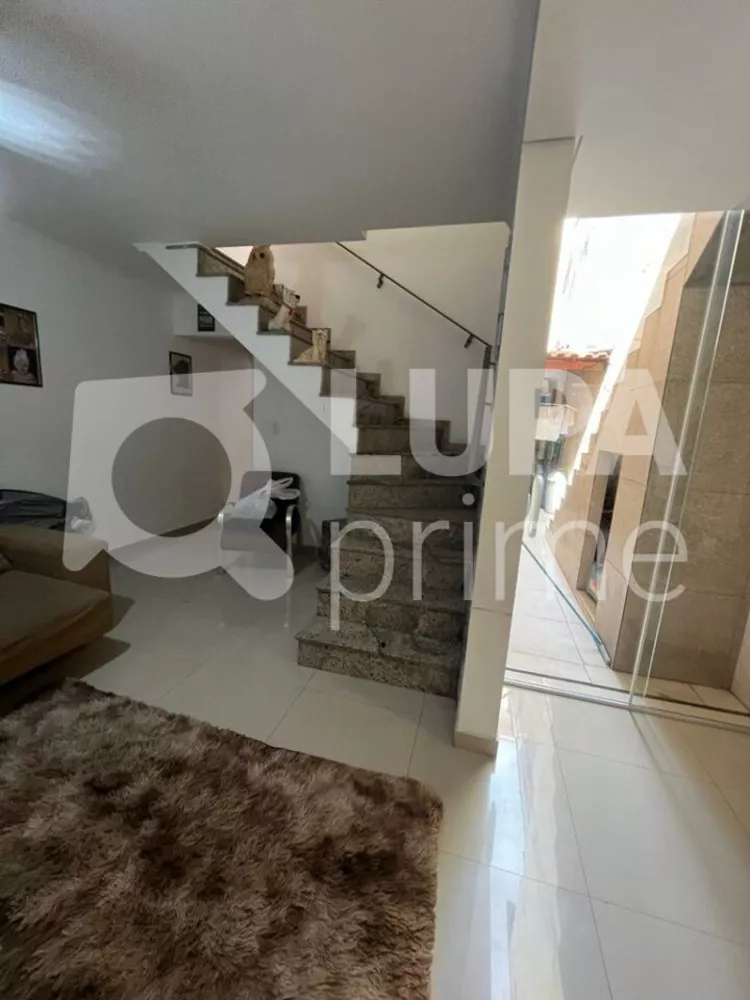 Casa à venda com 3 quartos, 210m² - Foto 4