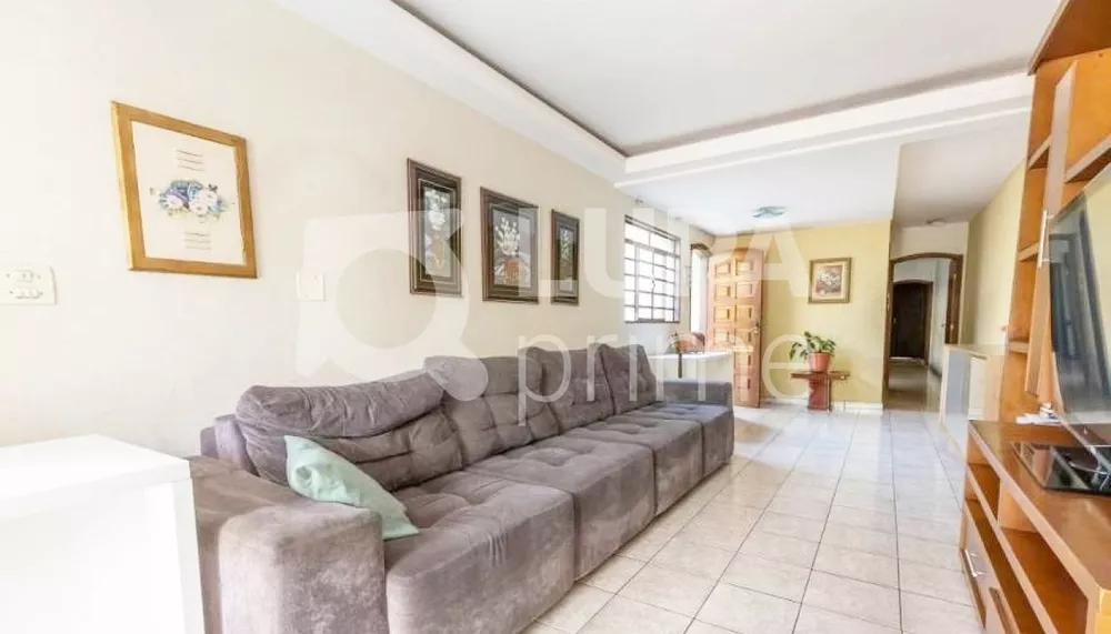 Casa à venda com 5 quartos, 250m² - Foto 2