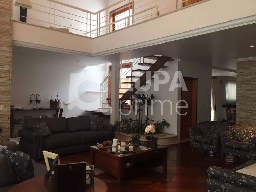 Casa à venda com 4 quartos, 750m² - Foto 1