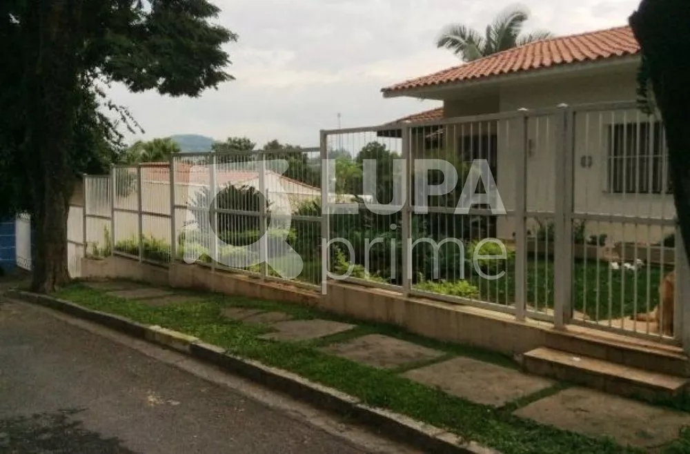 Casa para alugar com 4 quartos, 450m² - Foto 1