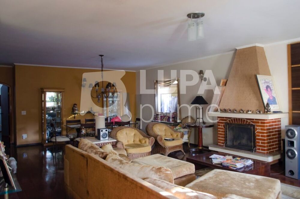 Casa à venda com 3 quartos, 210m² - Foto 1