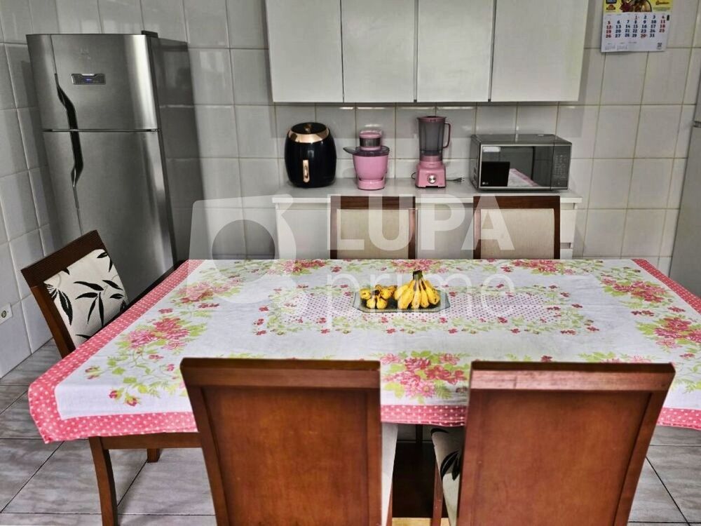 Casa, 3 quartos, 210 m² - Foto 1
