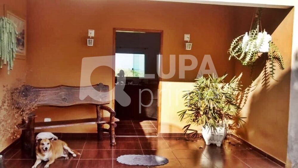 Casa à venda com 2 quartos, 200m² - Foto 1