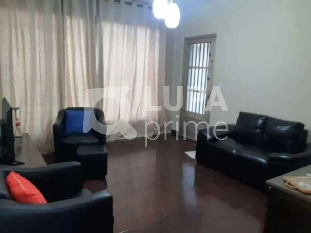 Casa à venda com 4 quartos, 214m² - Foto 2