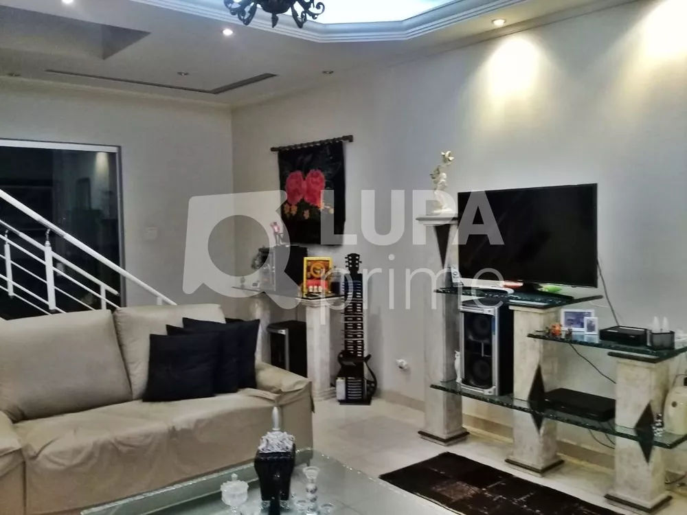 Casa à venda com 2 quartos, 170m² - Foto 1