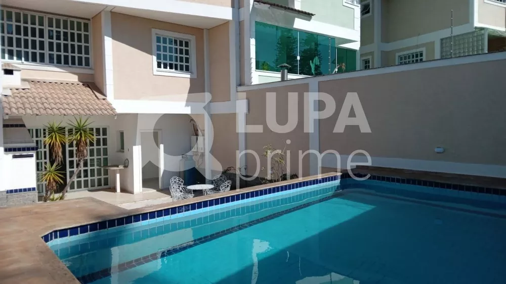 Casa para alugar com 4 quartos, 319m² - Foto 4