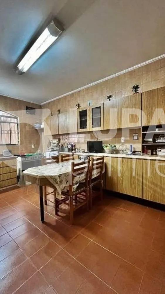 Casa, 4 quartos, 225 m² - Foto 2