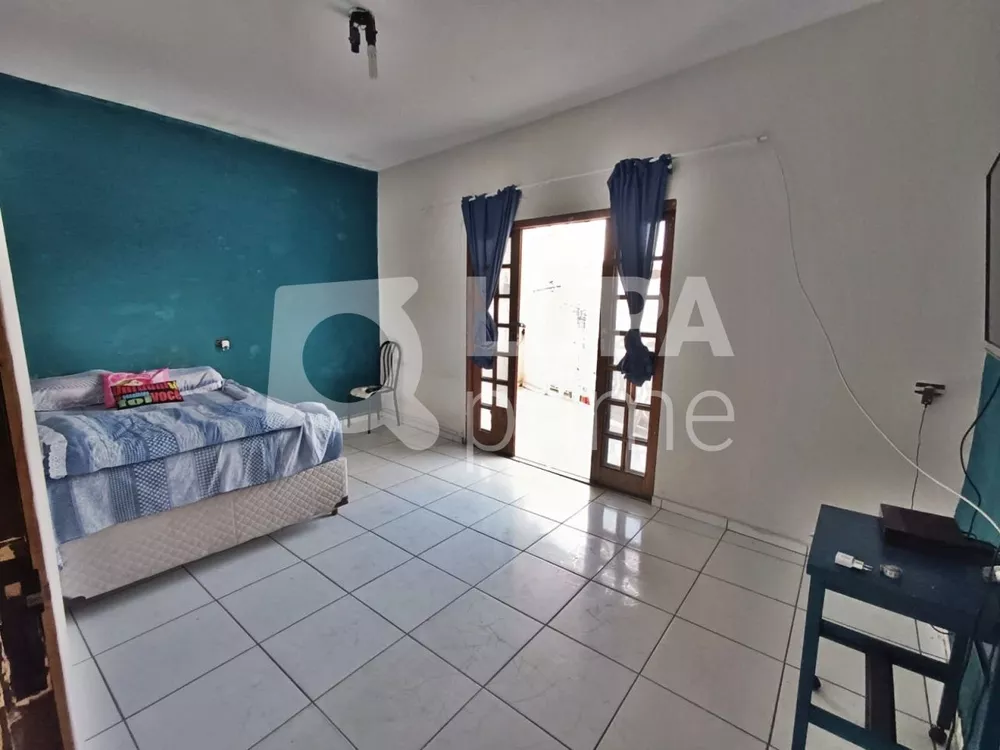 Casa à venda com 5 quartos, 200m² - Foto 2