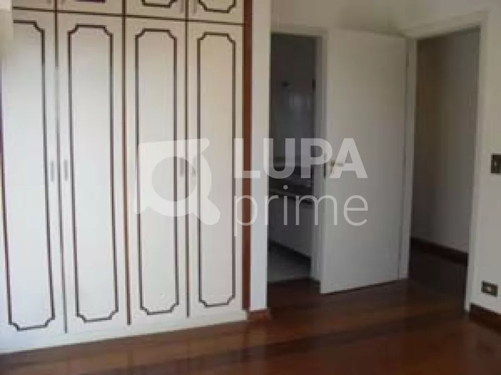 Apartamento à venda com 3 quartos, 180m² - Foto 2