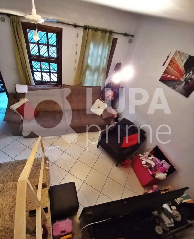Casa à venda com 2 quartos, 70m² - Foto 2