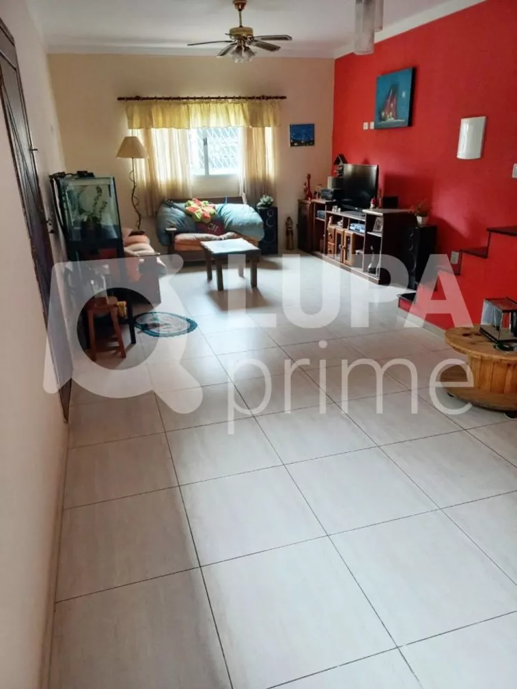 Casa à venda com 4 quartos, 310m² - Foto 1