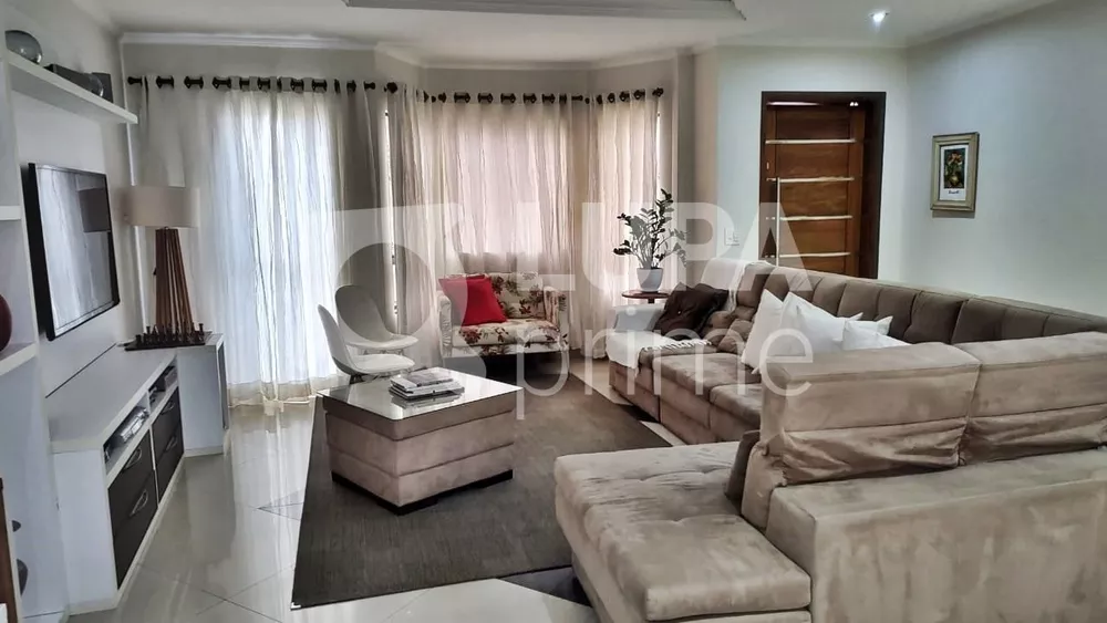 Casa à venda com 3 quartos, 231m² - Foto 1