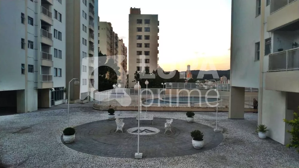 Apartamento à venda com 2 quartos, 70m² - Foto 3