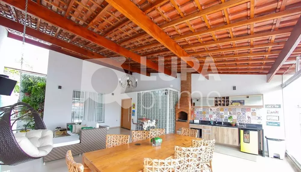 Casa à venda com 6 quartos, 166m² - Foto 1