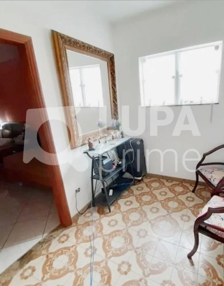 Casa à venda com 3 quartos, 180m² - Foto 2