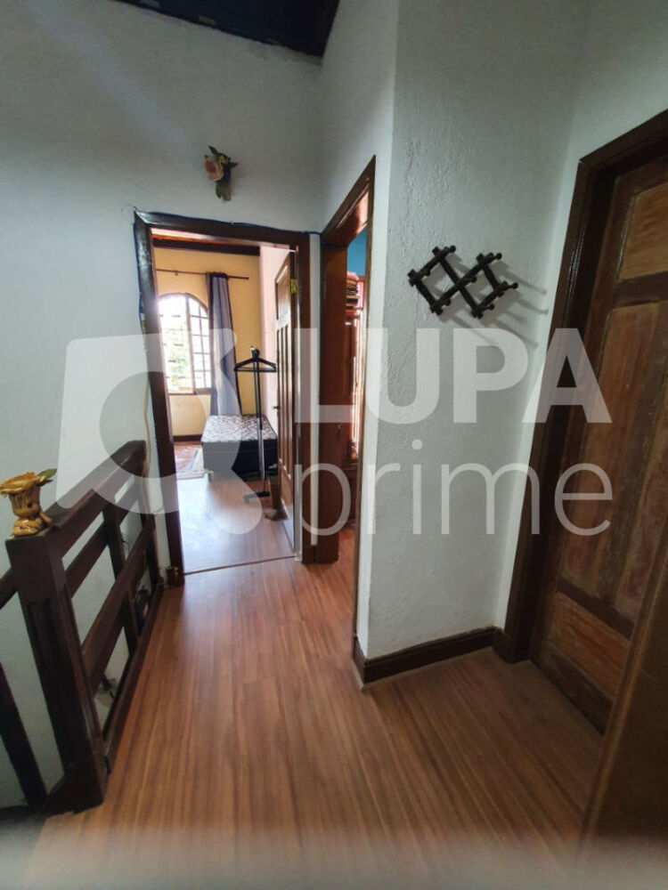 Casa à venda com 4 quartos, 140m² - Foto 2