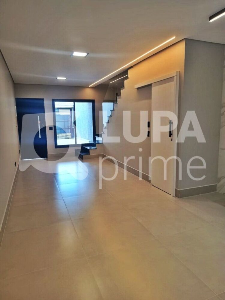 Casa à venda com 3 quartos, 113m² - Foto 1